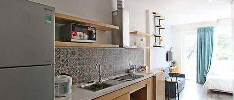 Monolocale Basic, 1 letto queen, vista lago | Cucina privata | Frigorifero, microonde, piano cottura, bollitore elettrico