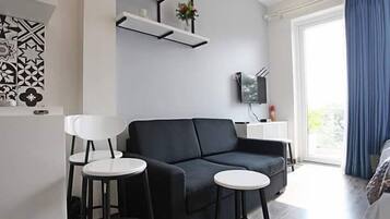 Basic Studio, 1 Queen Bed, Lake View | Living room | Flat-screen TV, fireplace