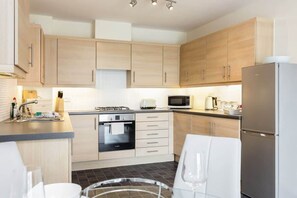 Fridge, microwave, oven, stovetop - Coxswain's Cabin - Moments from Hamworthy Beach (Poole)