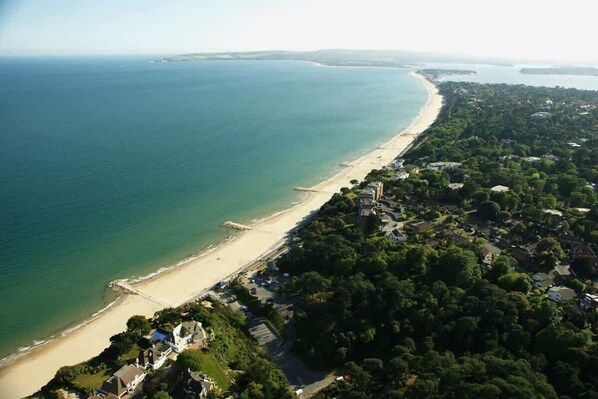On the beach, beach towels - Coxswain's Cabin - Moments from Hamworthy Beach (Poole)