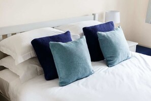 1 bedroom, iron/ironing board, WiFi, bed sheets - Coxswain's Cabin - Moments from Hamworthy Beach (Poole)