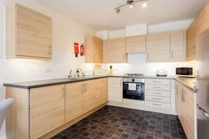 Fridge, microwave, oven, stovetop - Coxswain's Cabin - Moments from Hamworthy Beach (Poole)