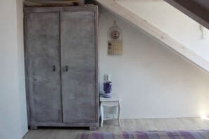 3 bedrooms, desk, iron/ironing board, WiFi