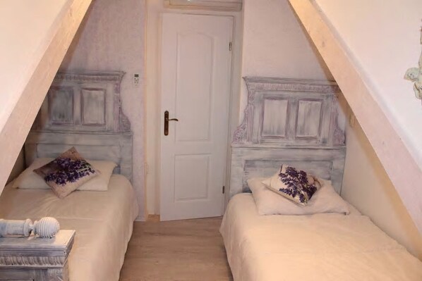 3 bedrooms, desk, iron/ironing board, WiFi