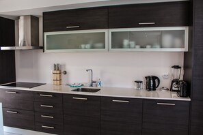 Fridge, microwave, oven, stovetop - Casa Sol & Mar, Stunning Oceanview pool (Lourinhã)