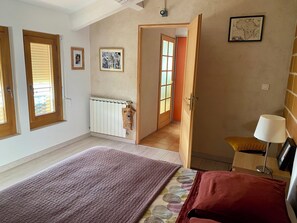 4 bedrooms, iron/ironing board, free WiFi, bed sheets