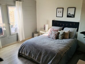 4 bedrooms, iron/ironing board, free WiFi, bed sheets