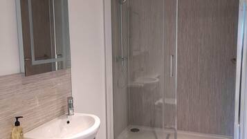 Habitación superior, 1 cama de matrimonio grande | Baño | Artículos de higiene personal ecológicos, secador de pelo y toallas