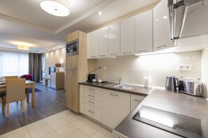 Fridge, microwave, stovetop, espresso maker - Silver Crown Hotel & Residence (Budapest)