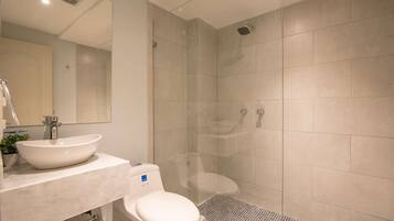 Combined shower/tub, towels