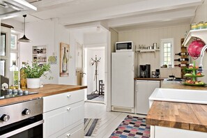 Fridge, microwave, oven, stovetop - Österlen, fantastic cozy guesthouse for Villa Veranda (Ystad M)