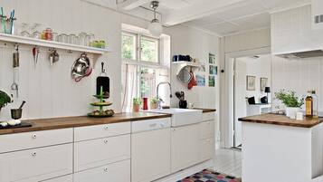 Kylskåp, mikrovågsugn, ugn och spishäll