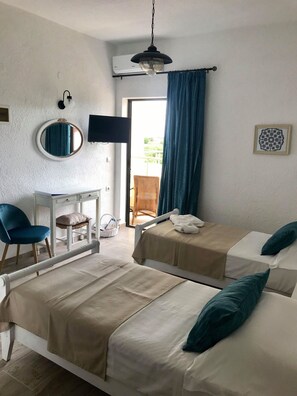 Premium bedding, memory-foam beds, in-room safe, individually decorated - Elounda George Studios (Agios Nikolaos)