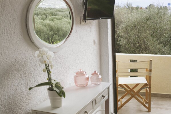 28-inch flat-screen TV with satellite channels, LED TV, toys - Elounda George Studios (Agios Nikolaos)