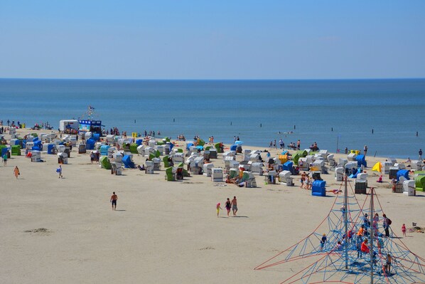 On the beach, sun loungers - Apartments on the dike directly on the North Sea coast (Hilgenriedersiel)