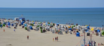Appartements sur la digue directement sur la cĂŽte de la mer du Nord