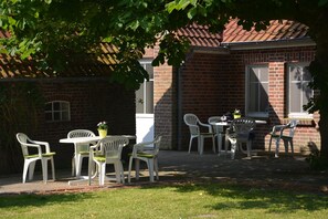 Outdoor dining - Apartments on the dike directly on the North Sea coast (Hilgenriedersiel)