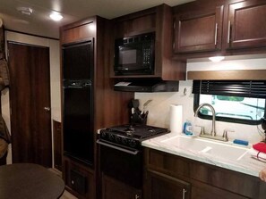 Kühlschrank, Mikrowelle, Ofen, Herdplatte