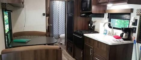 Réfrigérateur, micro-ondes, four, plaque de cuisson