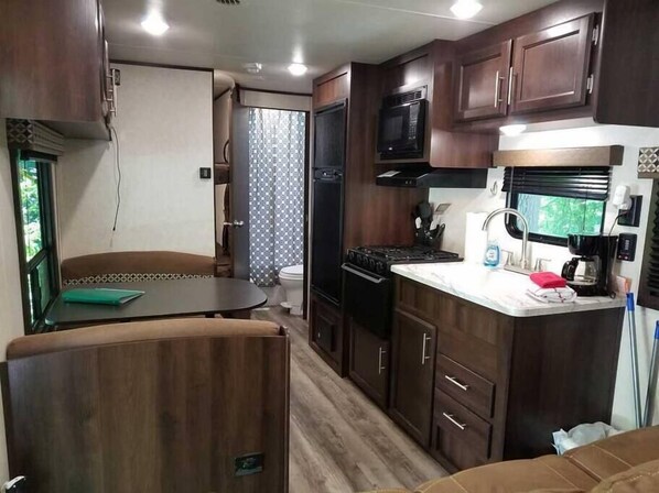 Kühlschrank, Mikrowelle, Ofen, Herdplatte