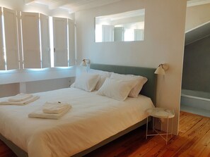 2 bedrooms, iron/ironing board, free WiFi, bed sheets - STUNNING VIEW IN GRACE - NEW (Lisboa)
