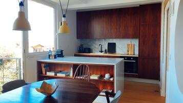 Fridge, oven, stovetop, dishwasher