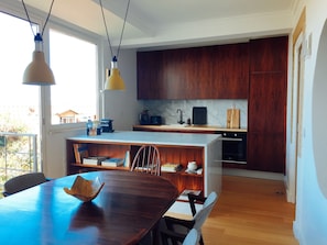 Réfrigérateur, un four, surface de cuisson, lave-vaisselle