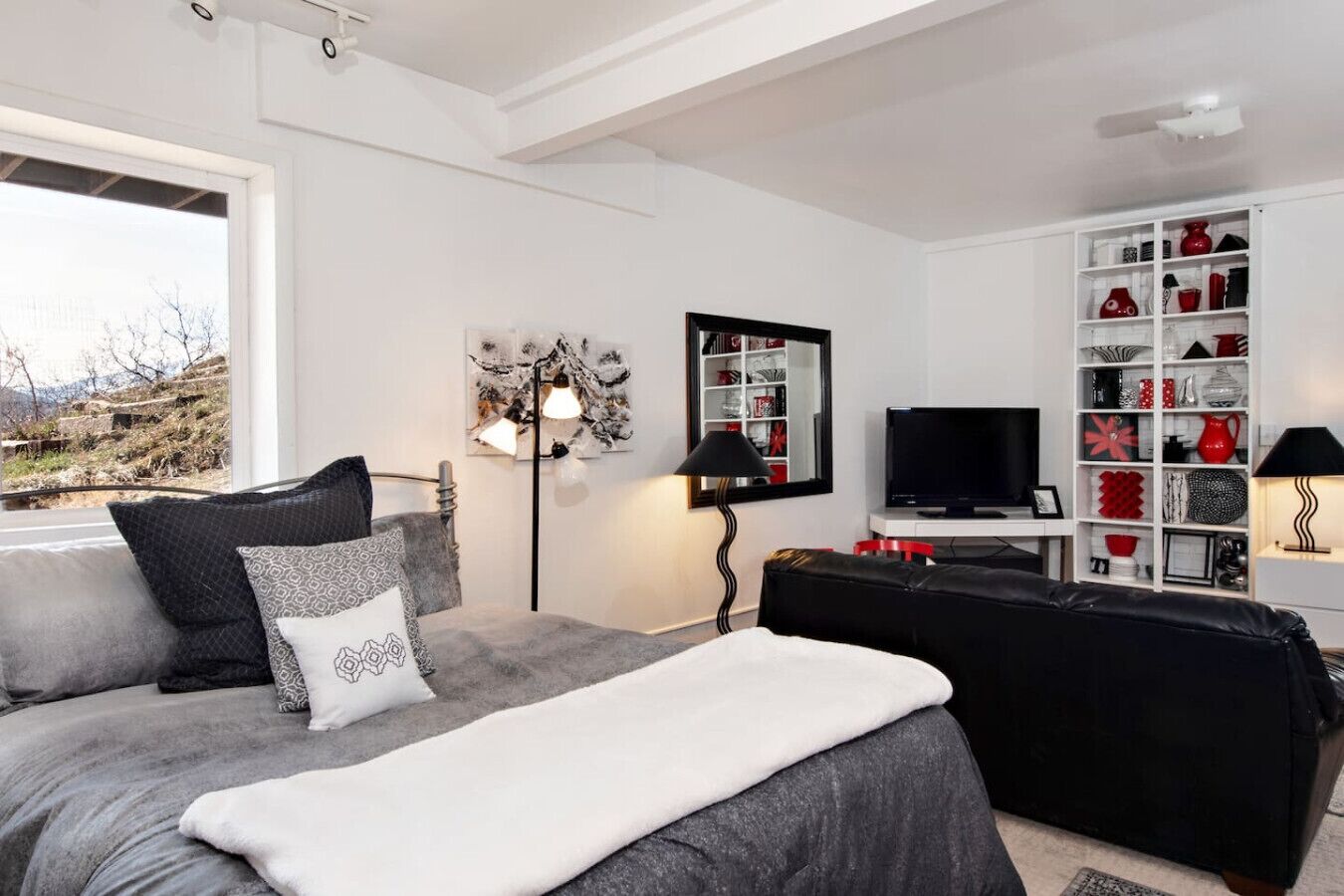 Desk, iron/ironing board, WiFi, bed sheets