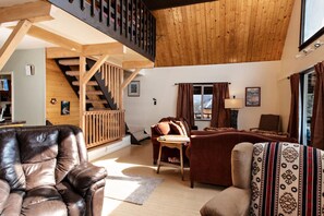 Téléviseur, foyer, lecteur de DVD, table de ping-pong