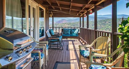 Hillside-mökki, jossa on kääri ympäri kuistia ja uskomattomat vuoristomaisemat, lähellä hiihtoa