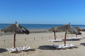 Plage, chaises longues, serviettes de plage