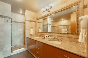 Badewanne, Haartrockner, Handtücher, Seife