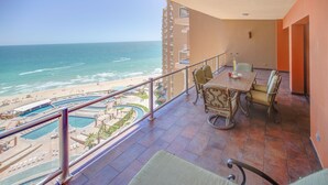 Un balcón con vista a la playa y al área de la piscina.