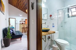 Dusche, Haartrockner, Handtücher, Toilettenpapier