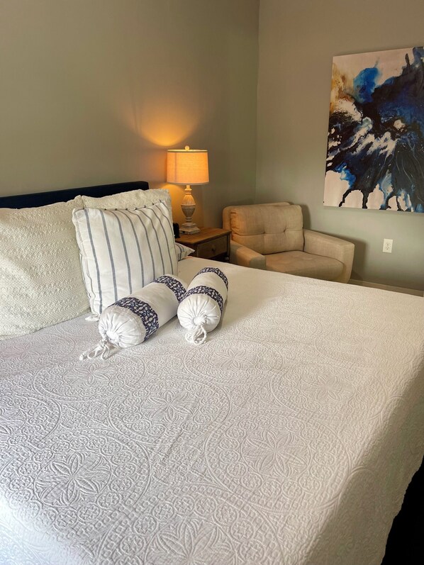 14 chambres, bureau, fer et planche à repasser, lit de bébé portatif