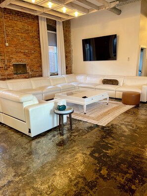 Téléviseur connecté, jeux vidéo, lecteur de DVD, sélection de films