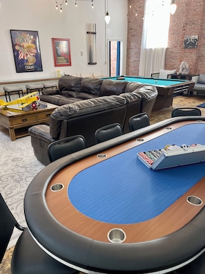 Games room - Luxury Awaits! 9,000 SF Mansion with 14 Bedrooms 5 Baths Theater Room seats 20! (Sandusky)