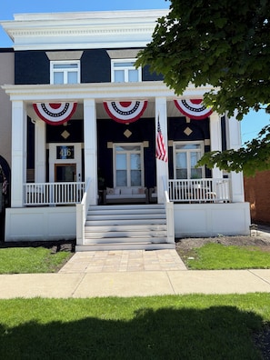 Exterior - Luxury Awaits! 9,000 SF Mansion with 14 Bedrooms 5 Baths Theater Room seats 20! (Sandusky)
