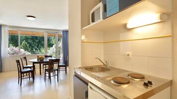Fridge, microwave, stovetop