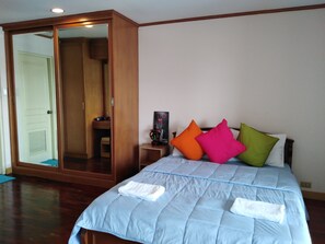 2 Bedrooms Apartment | 2 ห้องนอน, ตู้นิรภัยในห้องพัก, โต๊ะทำงาน, เตารีด/โต๊ะรีดผ้า