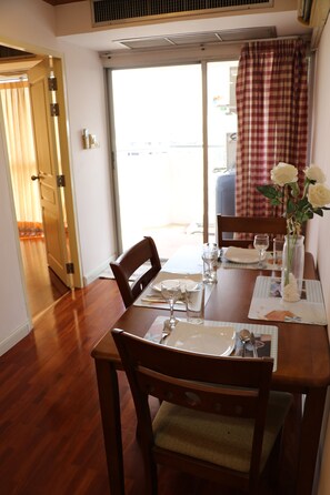 2 Bedrooms Apartment | Essbereich im Zimmer