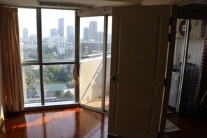 2 Bedrooms Apartment | 2 ห้องนอน, ตู้นิรภัยในห้องพัก, โต๊ะทำงาน, เตารีด/โต๊ะรีดผ้า