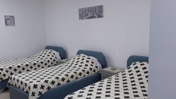 Escritorio, cortinas opacas, sistema de insonorización y wifi gratis