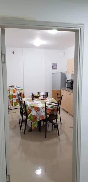 Kühlschrank, Mikrowelle, Espressomaschine