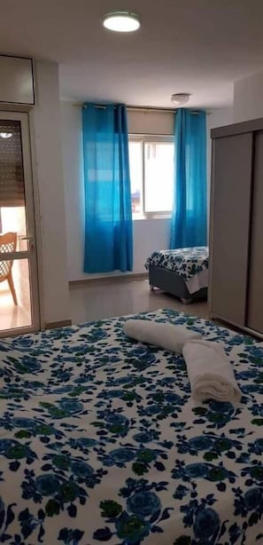 Escritorio, cortinas blackout, sistema de insonorización y wifi gratis