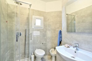 Shower, hair dryer, bidet, towels