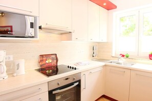 Kühlschrank, Mikrowelle, Ofen, Herdplatte