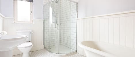 Baignoire, articles de toilette gratuits, sĂšche-cheveux