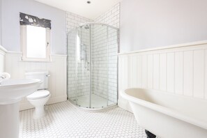 Bañera, artículos de higiene personal gratuitos y secador de pelo