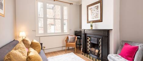 TV, fireplace